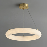 Lustre suspendu d'intérieur design moderne Camila LED en albâtre espagnol, forme anneau, tube circulaire, laiton antique, bronze