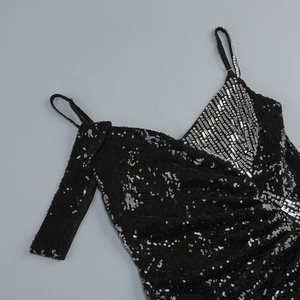 Completo Tre Pezzi da Donna con Shorts e Guanti, Abito Sexy Nero Lucido con Paillettes e Diamanti, Scollo a V e Spacco Alto - Product Image 3