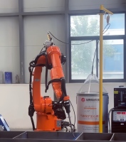 Machine de soudage MIG robotisée, poste de travail robotisé de soudage automatique avec entraînement AC 6 axes, moteur IP67 pour la fabrication métallique