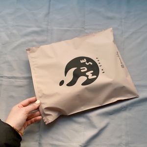 Sacs à fermeture éclair personnalisés à faible MOQ, couleur beige mat, imperméables et refermables, pour l'emballage de vêtements - Product Image 3