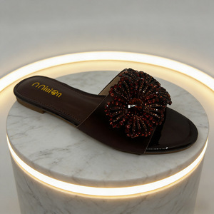 Pantoufles d'été confortables à bout rond - Style à enfiler à talon unique. Belles et confortables pantoufles à motif de fleurs en diamant. - Product Image 3