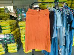 SH05 Ropa de Verano de Moda para Mujer Usada de Buena Calidad, Lote Mixto: Vestidos Largos, Faldas Vaqueras, Pantalones Cortos, Jeans, Pantalones Deportivos, Venta al por Mayor - Product Image 3