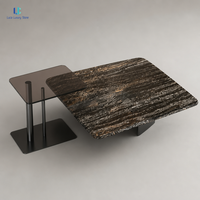 Table basse en marbre noir Luca Silver Wave |   Base en métal carrée à veines ondulées horizontales polies, moderne, pour salon, villa, sur mesure