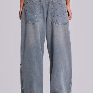 Jeans de mujer de mezclilla gris azul 100% algodón de alto gramaje, corte oversize estilo skater, tiro bajo, con lavado y tachuelas, al por mayor - Product Image 4