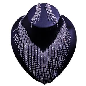 Ensemble collier et boucles d'oreilles en cristal avec strass (2 pièces) Ensemble de bijoux à franges pour mariage de mariée - Product Image 1
