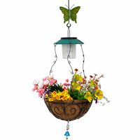 Panier suspendu solaire pour plantes avec doublure en fibre de coco, cadre en fer forgé thermolaqué, accent papillon, décoration quotidienne pour jardin et porche