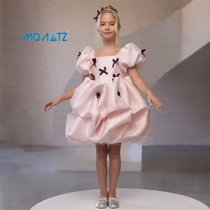 Abito da Principessa per Bambina con Maniche a Sbuffo e Applicazioni di Fiocchi, Scollo Quadrato, Vestito Rosa con Fiori - Vendita all'Ingrosso dalla Fabbrica Meiqiai - Product Image 5