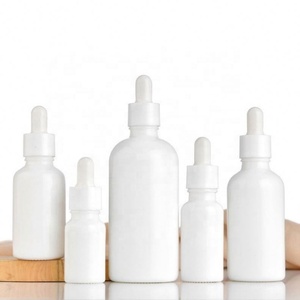 Flacon compte-gouttes de luxe en verre blanc brillant de 30 ml pour huiles essentielles, avec pipette et bouchon à vis blanc - Product Image 2
