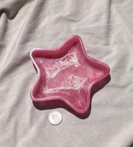 Bol en résine fait main coloré, art époxy, plat décoratif pour bibelots, porte-bijoux, plat de service moderne, accent unique - Product Image 6