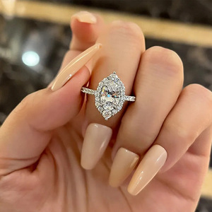 Anello a Forma di Marquise Ovale Stile Matrimoniale per Donne - Product Image 1