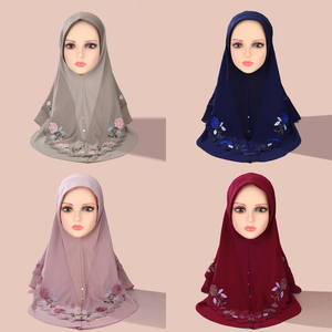 Hijab musulman de luxe personnalisé violet 2026 pour femmes, avec broderie florale et détails en strass, foulard modeste - Product Image 1