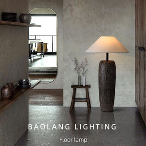 Le lampadaire au côté du canapé dans un salon de style wabi-sabi, conçu par Song Meixue, est un élément décoratif d'inspiration zen. - Product Image 2