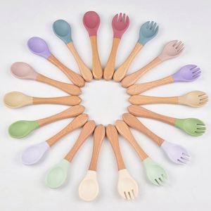 Juego de cucharas de silicona de grado alimenticio para bebés, utensilios de entrenamiento con mango de madera, libres de BPA - Product Image 1