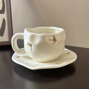 Tasse à café en céramique japonaise style Ins avec soucoupe, peinte à la main, forme irrégulière - Product Image 2