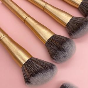 Kit de 17 pinceaux de maquillage synthétiques véganes à manche métallique, comprenant un pinceau éventail, un pinceau à barbe, un pinceau visage et un pinceau anticernes, personnalisable - Product Image 4