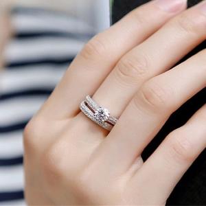 Anello di fidanzamento da donna in argento S925 con diamante sintetico taglio brillante rotondo e pietre laterali per matrimonio - Product Image 4