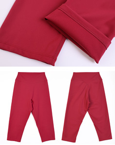 Ensemble de sport personnalisé pour femme : Crop top dos nu col halter, débardeur respirant ajusté et legging capri push-up pour fitness et yoga - Product Image 6