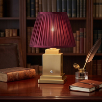 Lampe de bureau rechargeable haut de gamme avec base en métal électroplaqué, abat-jour plissé moulé intégralement, lumière de table décorative pour hôtel