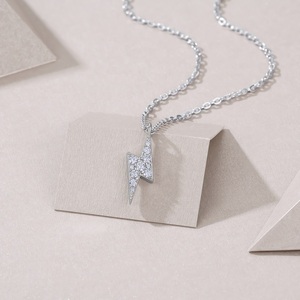 Collier pendentif éclair en moissanite en argent sterling 925 minimaliste, testé au diamant, pour un usage quotidien décontracté - Product Image 3