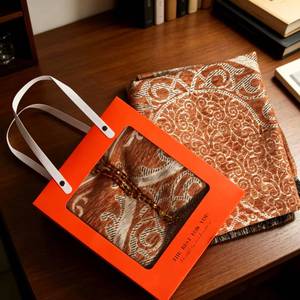 Alfombra de oración musulmana de felpa suave con diseño floral y efecto llama, juego completo con tasbih y bolso en elegante caja de regalo. - Product Image 1