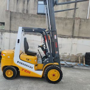 Montacargas Diésel Usado de Combustión Interna TCM FD30 de 3 Toneladas con Neumáticos Sólidos, Mástil de Dos Etapas, Longitud de Horquilla de 1070 mm y Desplazador Lateral Hidráulico - Product Image 4