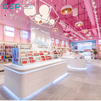 Comptoir de présentation cosmétique en bois laqué brillant, finition laquée, fabriqué en usine au Vietnam, pour centre commercial et instituts de beauté.