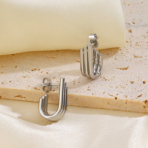 <span class=keywords><strong>Pendientes</strong></span> minimalistas de <span class=keywords><strong>triple</strong></span> <span class=keywords><strong>aro</strong></span> de acero inoxidable, <span class=keywords><strong>pendientes</strong></span> de tuerca en forma de U chapados en <span class=keywords><strong>oro</strong></span> de 18K, regalo de joyería para mujer - Product Image 3