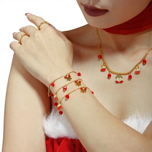 Conjunto de Regalo Navideño Mystique para Mujer, Collar, Pulsera y Aretes de Acero Inoxidable Electrochapado con Circonita y Ágata Roja en Corte Gota de Aceite - Product Image 1