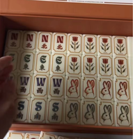 Jeu de Mahjong Américain Style Vintage avec Tuiles Crème à Motifs Cheval Lapin Tulipe Oiseau et Tuiles de Mahjong à Encre Rouge et Verte