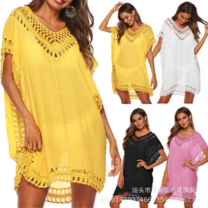 Robe de plage tropicale à col en V ajouré, bordure crochetée à la main, coupe ample, idéale pour les escapades en bord de mer et les tenues décontractées au bord de la piscine - Product Image 3