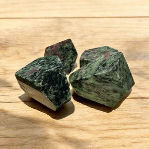 Ornement sculpté en cristal de zoïsite avec rubis de haute qualité, forme libre, pour la décoration intérieure et le Feng Shui (vente en gros) - Product Image 4