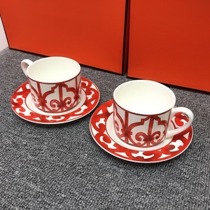 Vente chaude, tasse à café et soucoupe en porcelaine osseuse de style occidental, design classique, écologique, 250 ml, motif en fer forgé rouge - Product Image 6