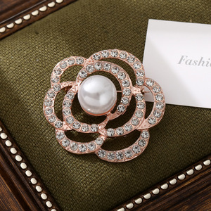Broche en alliage plaqué or rose en forme de feuille avec perles d'imitation et cristaux pour femme, accessoire de mode pour fiançailles, mariage et soirée - Product Image 3