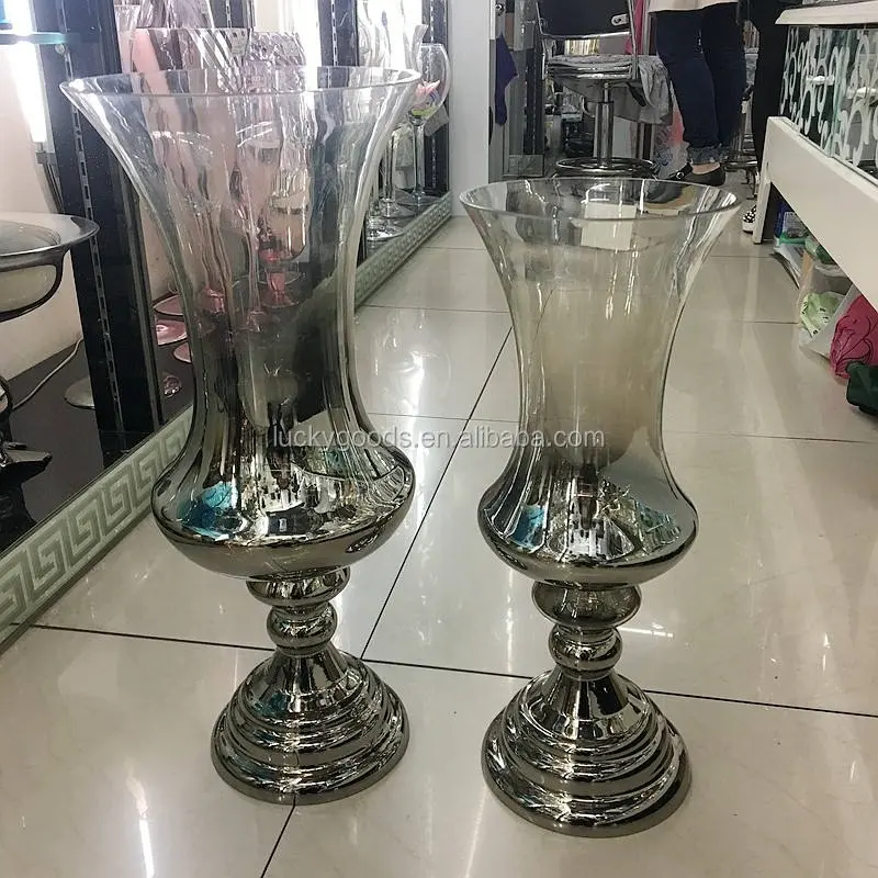 Vase en verre transparent pour arrangement de fleur