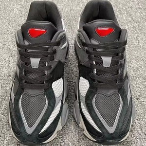 รองเท้าผ้าใบคุณภาพสูง รุ่นใหม่ Balance 9060 Triple Black สไตล์ลำลองสำหรับผู้ชายและผู้หญิง รองเท้ากีฬาวิ่ง - Product Image 1