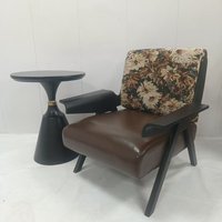 Fauteuil de salon à cadre en bois avec imprimé botanique et assise en velours vert, ergonomique et confortable pour salon et chambre à coucher, ambiance détendue et confort.