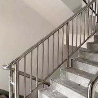 Rampe en acier inoxydable pour terrasse composite au design moderne, à lattes verticales, pour balcons extérieurs et escaliers de centre commercial