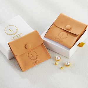 กระเป๋าใส่เครื่องประดับไมโครไฟเบอร์สีชมพูงาช้างม่วง ขนาด 8*8 ซม. แบบพกพาปรับแต่งได้ พร้อมกระดุมปิดฝาปิด  กระเป๋าแพ็คเกจจิ้งขนาดเล็กสำหรับเครื่องประดับชั้นดี - Product Image 4