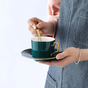 Son tasarım avrupa tarzı çay fincanı tabağı koyu yeşil lüks porselen kahve bardak ve altlıklar