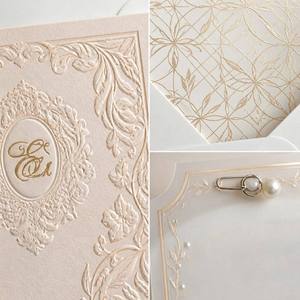 Ensemble de cartes d'invitation de mariage personnalisées avec enveloppe, monogramme gaufré pêche, sceau doré, menu en vellum et dossier - Product Image 4