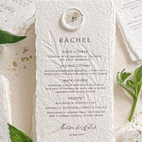Cartes d'invitation de mariage personnalisées en papier coton rustique fait main avec bords déchirés et sceau doré, fabriquées en Chine