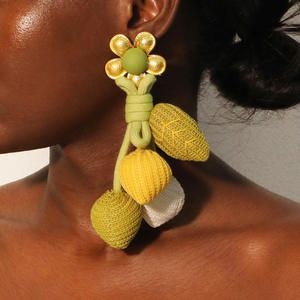 Fabricants Vente en gros Nouveau tissu tissé à la main Style pastoral Couleur contrastée Boucles d'oreilles fleur Boucles d'oreilles d'été - Product Image 1