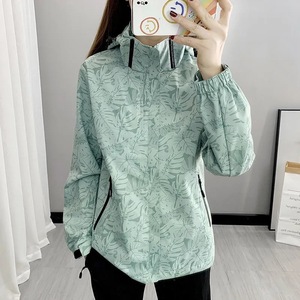 เสื้อแจ็คเก็ตกันลมสำหรับกิจกรรมกลางแจ้งแบบ unisex ลายใบไม้ น้ำหนักเบา เหมาะสำหรับการเดินป่าและตั้งแคมป์ เคลือบ PU สำหรับเล่นกีฬา - Product Image 1
