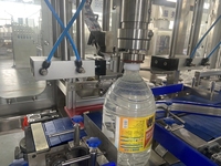 Ligne de production de boissons entièrement automatique Machine de remplissage d'embouteillage de jus de canne à sucre/machine de fabrication de boissons/machine de remplissage d'eau