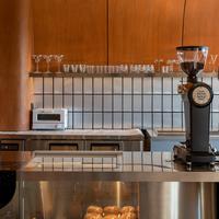 Vitrine de comptoir de bar en acier inoxydable sur mesure avec éclairage LED pour boulangerie, café, design d'intérieur