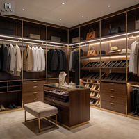 Système de dressing moderne de luxe léger, sur mesure, finition élégante en placage de bois, armoire ouverte écologique en bois avec garniture dorée