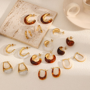 Pendientes de acero inoxidable con resina ámbar en forma de C, diseño geométrico, pendientes tipo cuff para mujer, joyería de moda. - Product Image 2