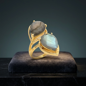 Paire de bagues en or plaqué or et rhodium avec pierres précieuses, design classique orné de pierres de lune bleues et grises étincelantes - Product Image 3