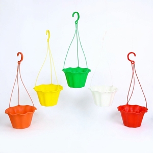 Vente en gros de pots suspendus ronds en plastique de 5 couleurs, design à bord festonné avec 3 crochets pour la plantation de fleurs dans le jardin ou sur le balcon - Product Image 2