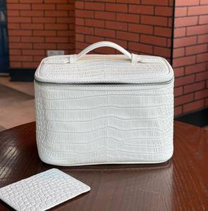 Sac de toilette de luxe en PU effet crocodile blanc pour femme, sac cosmétique étanche avec poignée supérieure, idéal pour les voyages et les activités de plein air - Product Image 1